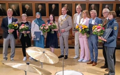 Oberbürgermeister Burkhard Jung überreicht die Goldene Ehrennadel an Reiner Hartmann